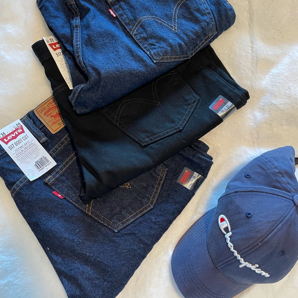 x2 pairs men’s Levi’s. Blue or black. Comment which color you would like.